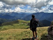 90 Dal Monte Avaro (2080 m) bella vista sui Piani dell'Avaro (1700 m)